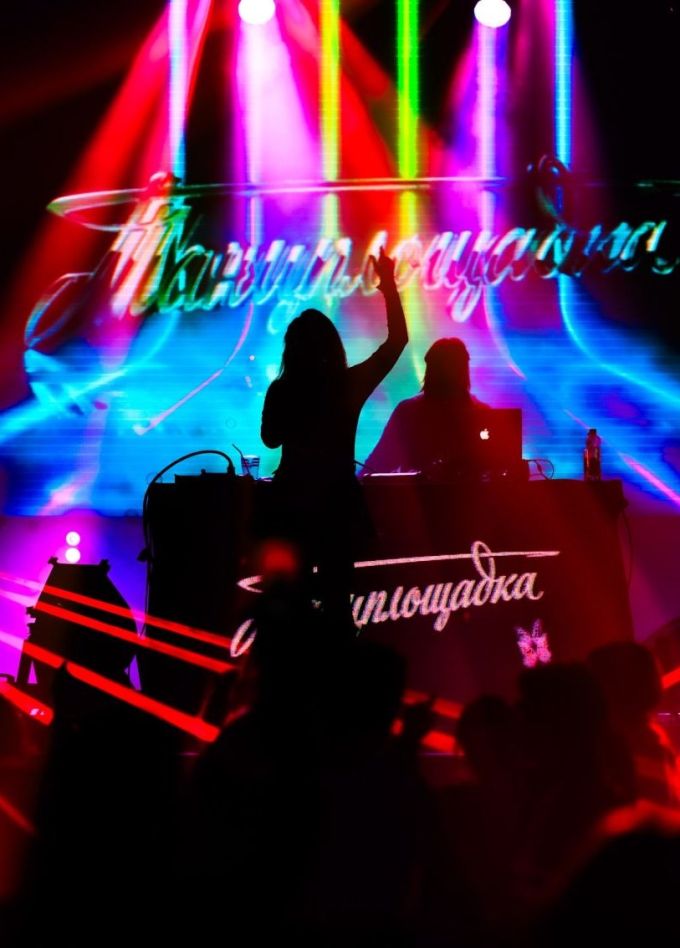 Новогодняя танцплощадка: дискотека 80-90-х