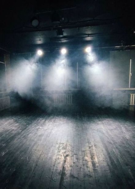 Спектакль «Одной ногой здесь, другой там»