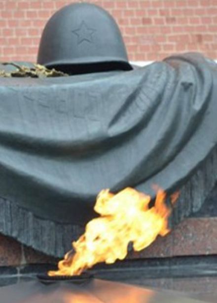 Глаза солдатских матерей до дна наполнены любовью. Спектакль