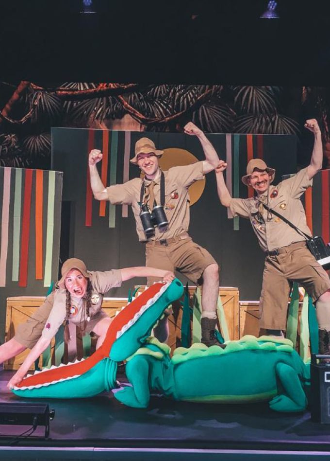 Любопытный слонёнок