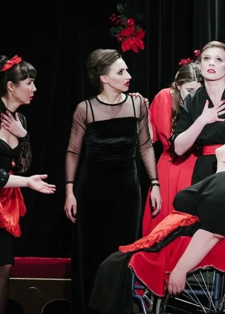 8 любящих женщин