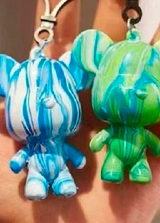 Медведь-брелок Bearbrick в технике флюид-арт. Мастер-класс
