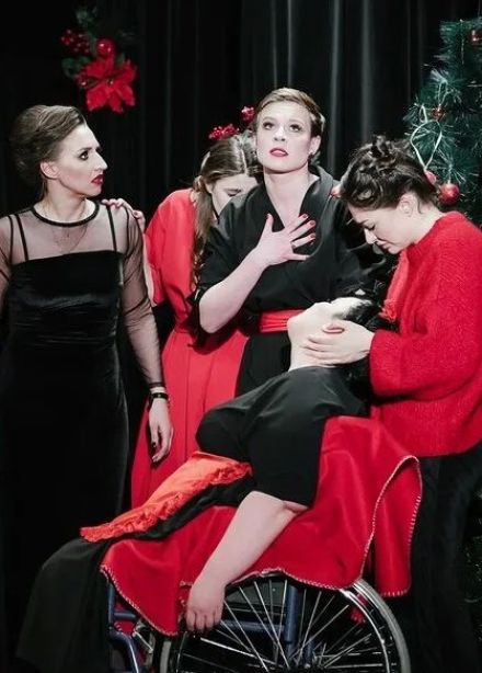 Спектакль «8 любящих женщин»